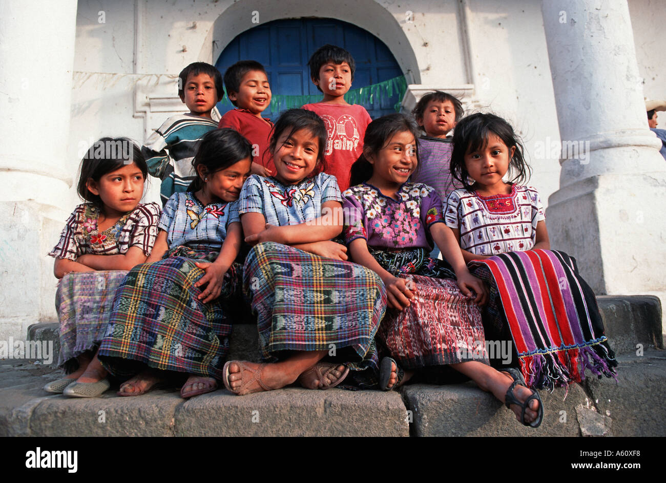 Les filles de Maya Santiago Atitlan revêtant les vêtements tribaux de leur communauté les garçons portent maintenant des vêtements de l'ouest du Guatemala Banque D'Images
