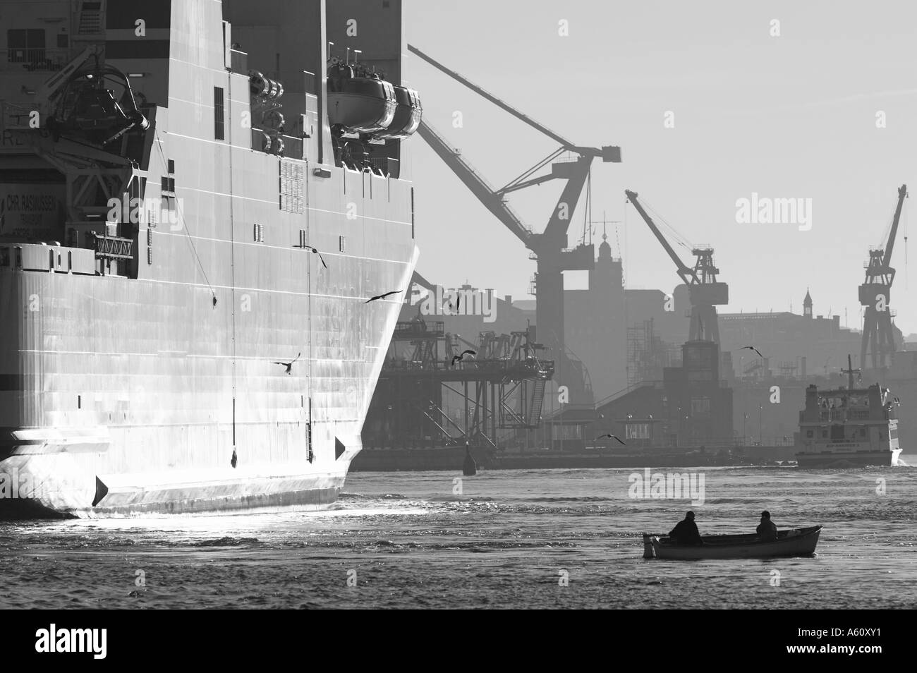 Stena Line et un petit bateau. Port de Gothenburg. La Suède Banque D'Images