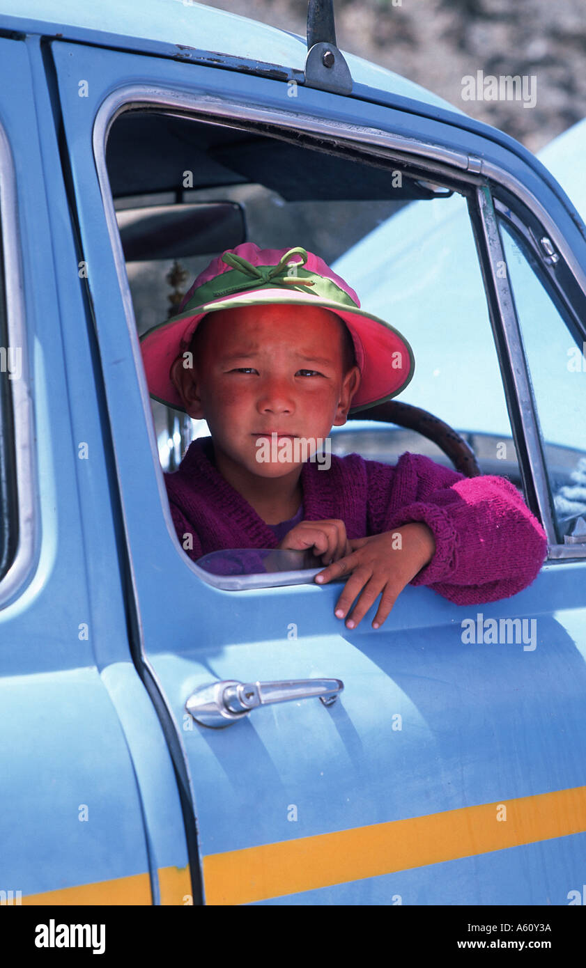 Jeune indienne de Ladakh assis à la fenêtre d'une voiture à la main fleurs Stok à Leh Leh Ladakh Inde route Banque D'Images