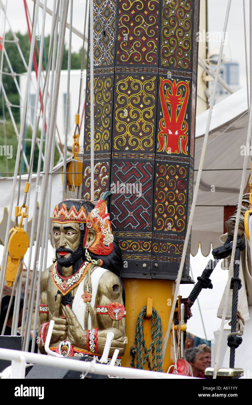 Statue sur le pont du navire indonésien de Waruci Banque D'Images