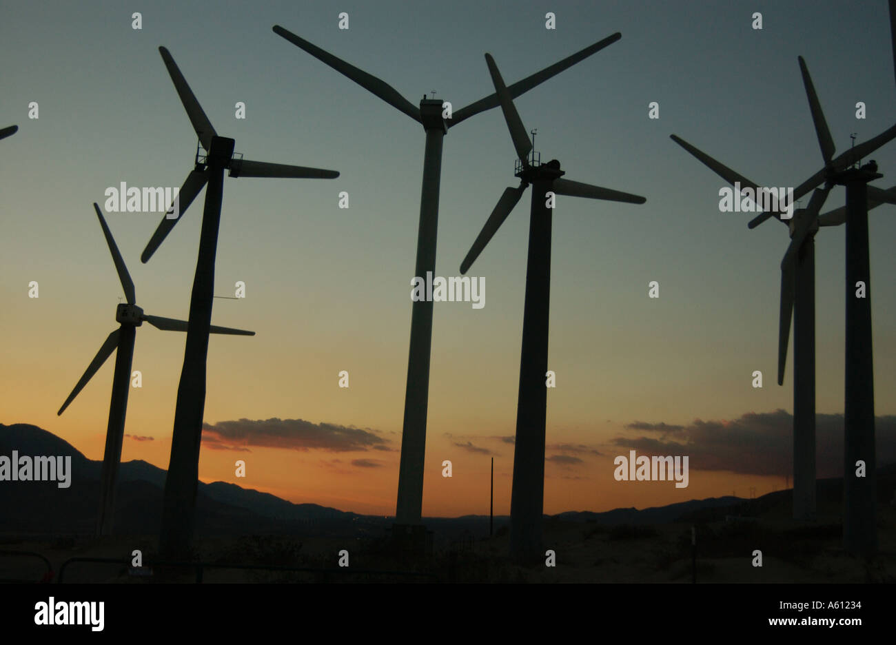 Générateurs éoliens ou aussi appelées turbines dans le Col de San Gorgonio près de Palm Springs en Californie Banque D'Images