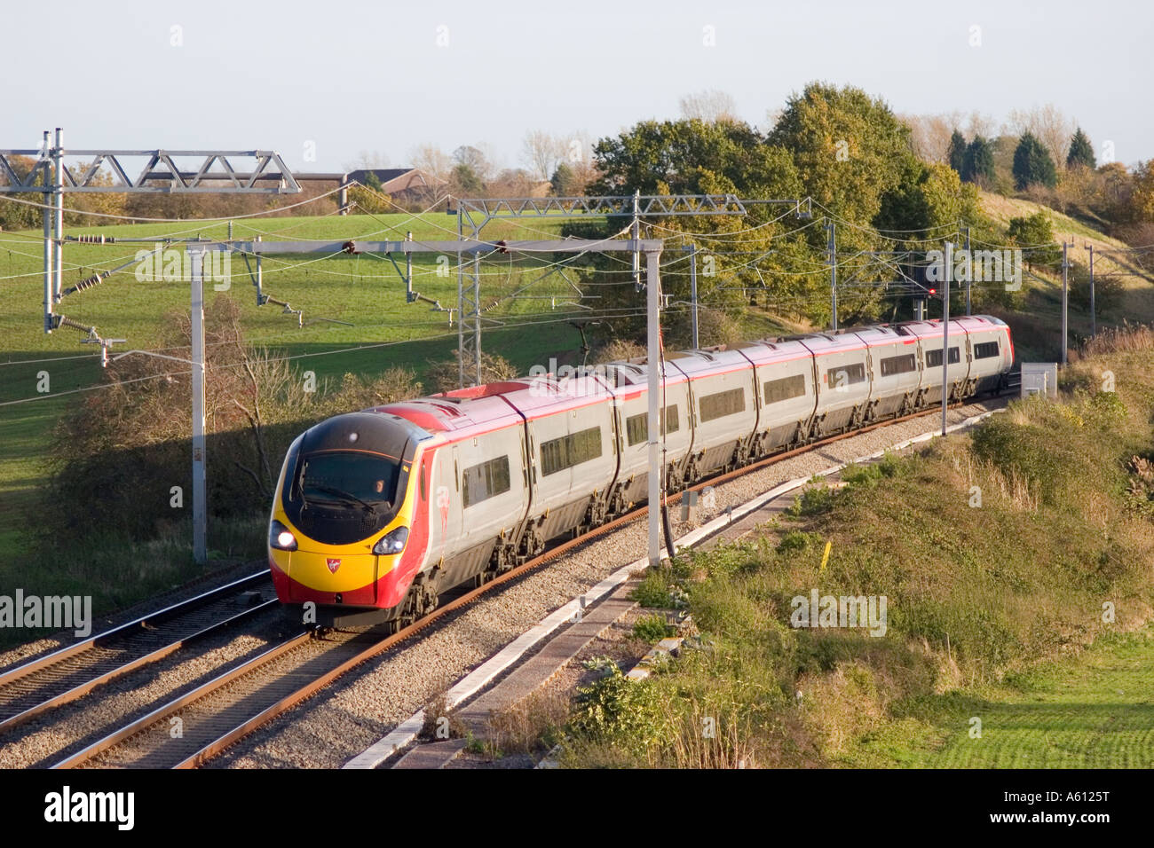 Trains pendulaires Pendolino Classe 390 électrique avec une vierge de la côte ouest près de Blisworth dans le Northamptonshire Banque D'Images