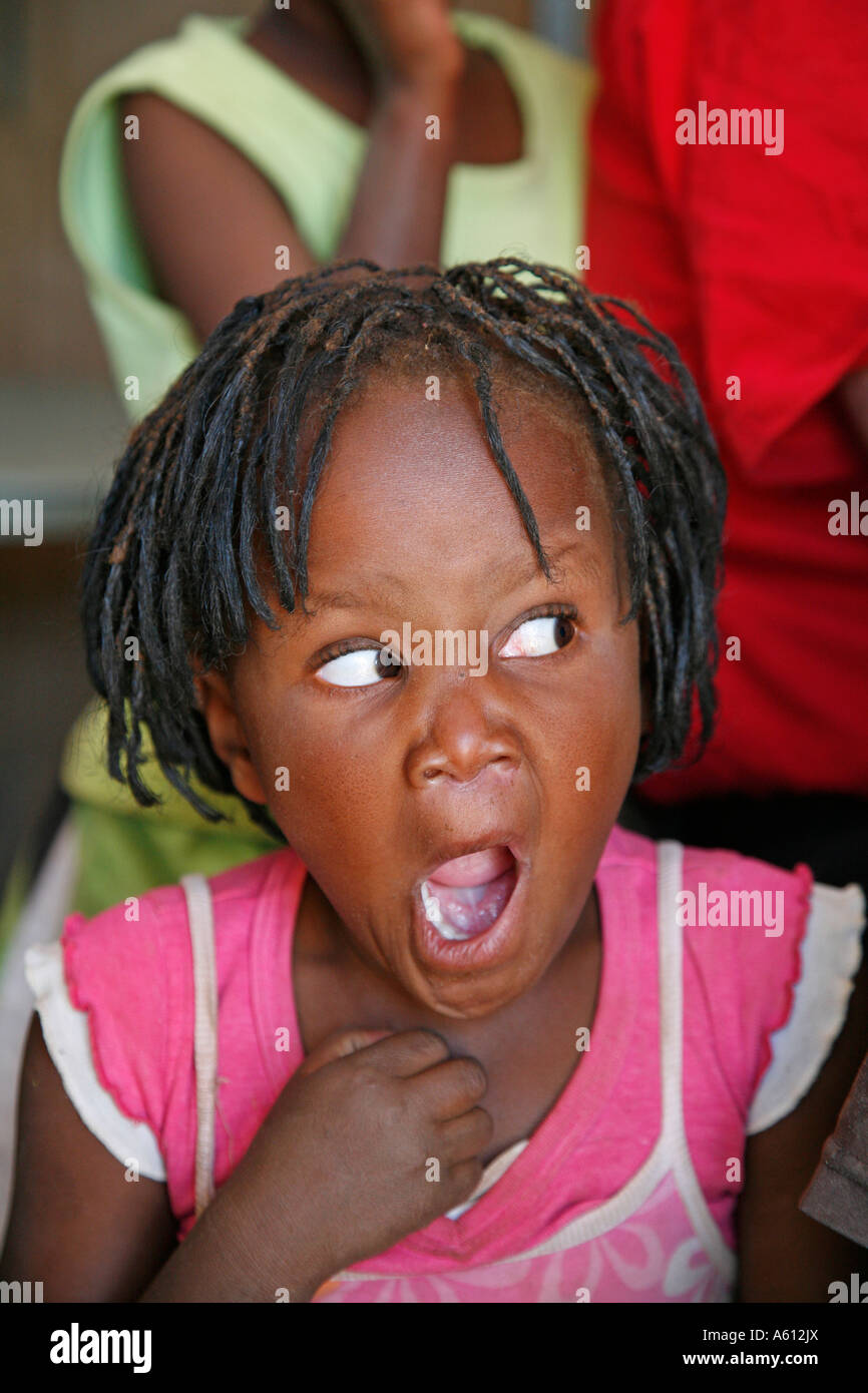 Les juges Painet1811 Namibie pauvre fille enfant kid rehobeth préscolaire fréquentent 2 Afrique subsahara sida pauvreté santé canada Banque D'Images