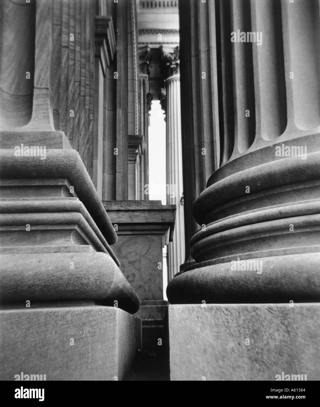 Série de colonnes dans un vieux bâtiment à Manhattan, New York, USA Banque D'Images