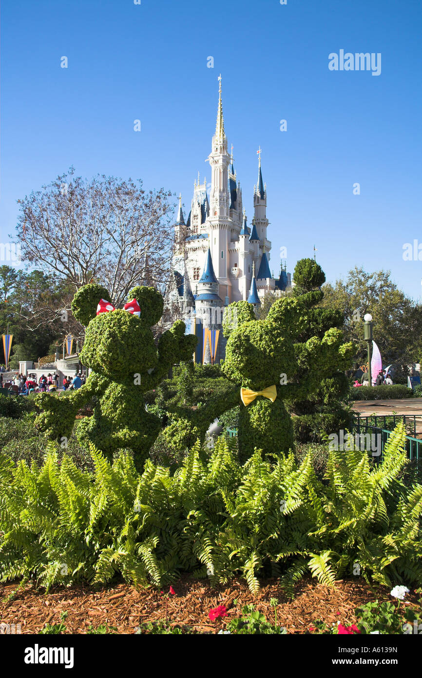 Château de Cendrillon, Mickey et Minnie Mouse topiary, Magic Kingdom, Disney World, Orlando, Floride, USA Banque D'Images