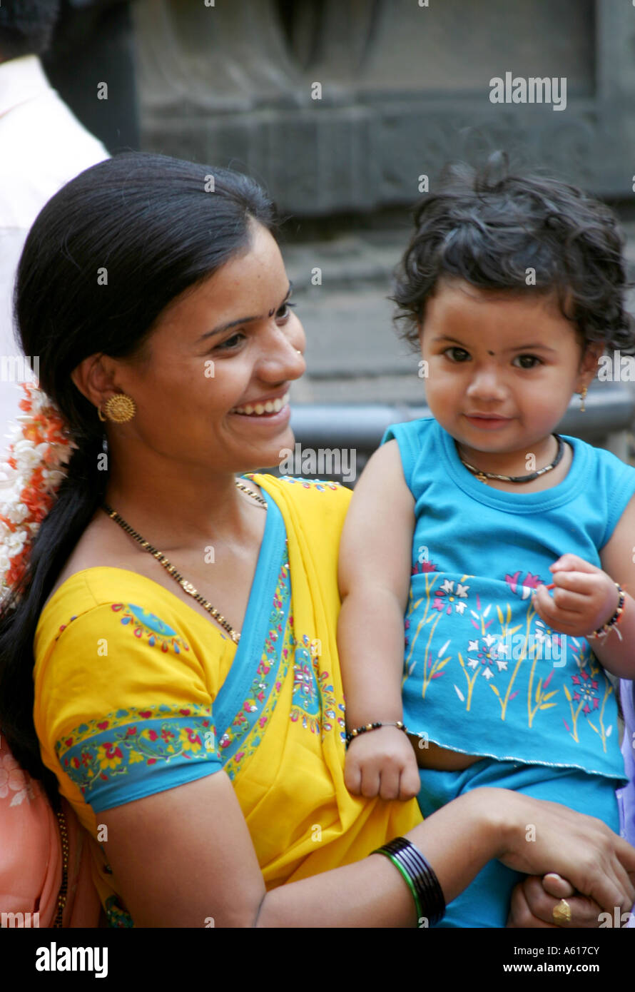 La mère et l'enfant visite d'un temple dans l'Orissa en Inde Banque D'Images