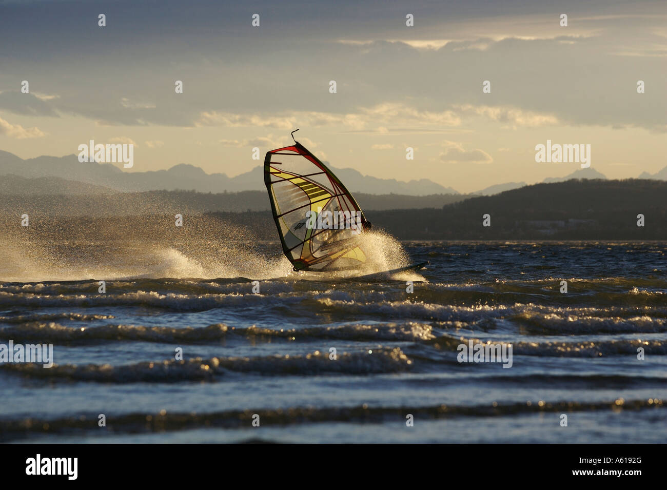 Windsurfer sur l'ammersee dans la lumière du soir, Bavière, Allemagne Banque D'Images