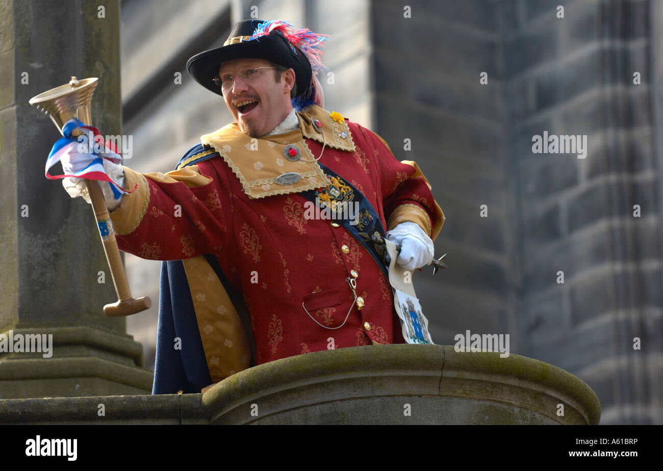 Crieur public annonçant du Mercat Cross, Édimbourg Banque D'Images