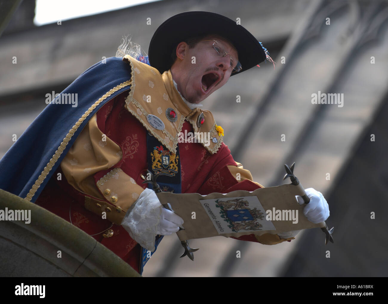 Crieur annonçant au Mercat Cross, Royal Mile, Édimbourg Banque D'Images