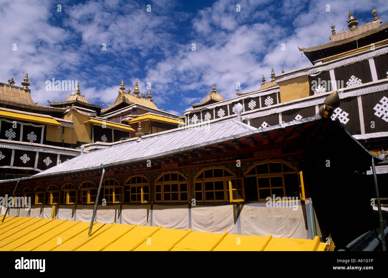 Merveilleux Palais du Potala à l'intérieur avec au domicile de clochers le dalaï-Lama avec le lac en capitale de Lhassa au Tibet Chine Banque D'Images