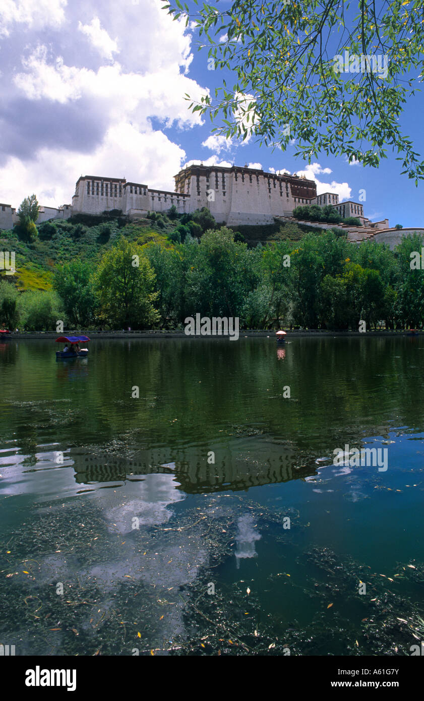 L'arrière avec le lac du merveilleux palais du Potala, l'accueil du dalaï-lama à Lhassa, capitale du Tibet Chine Banque D'Images