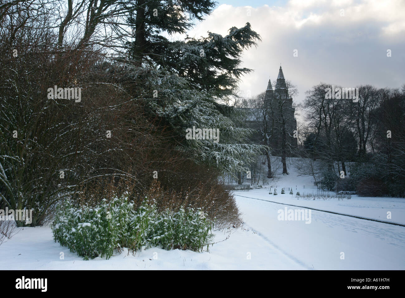 Cathédrale St Machars, Aberdeen, Écosse entourée par un paysage couvert de neige en hiver. Banque D'Images