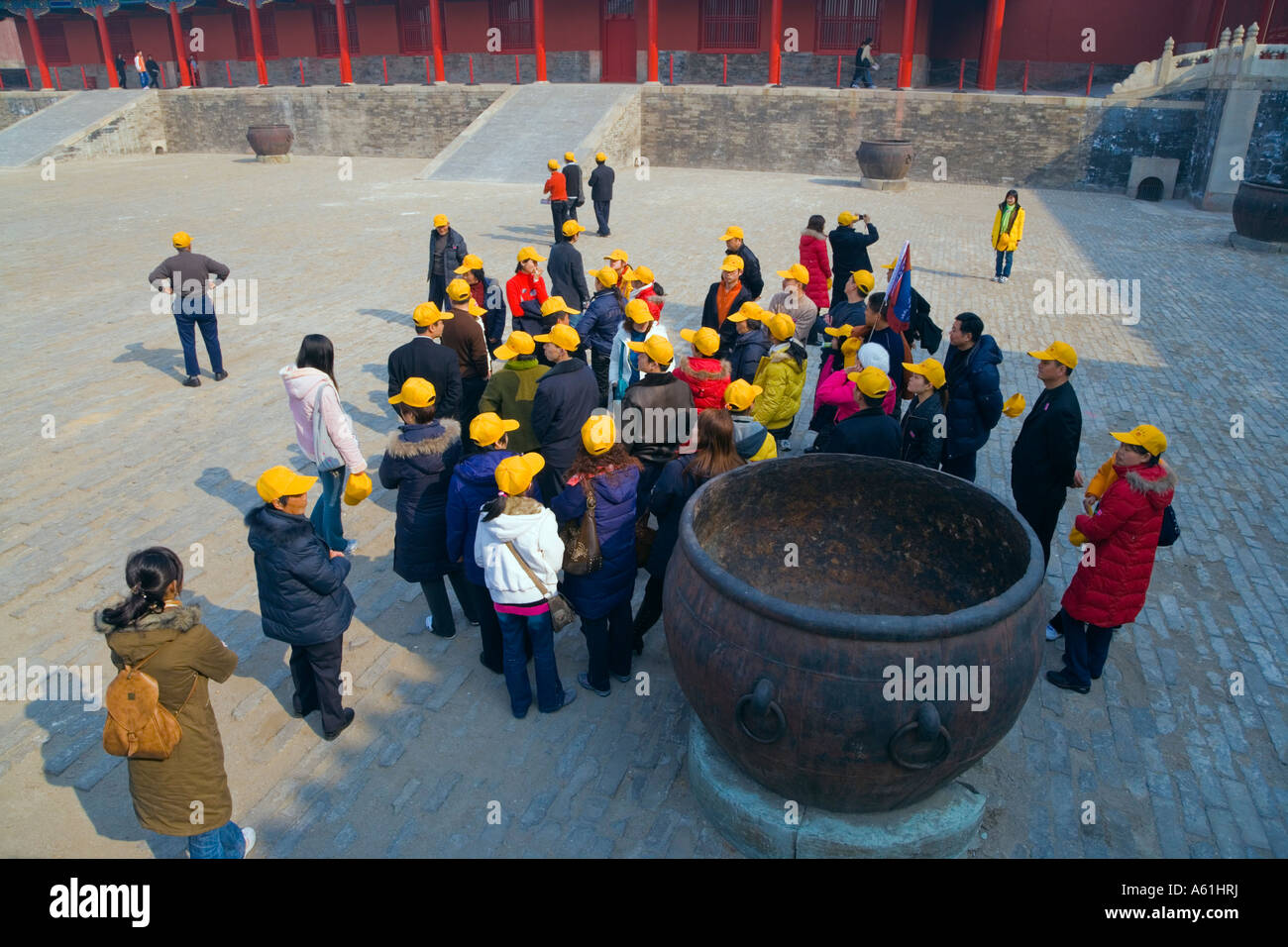 Voyages en groupe avec chapeaux jaunes dans la Cité Interdite Pékin Chine JMH2550 Banque D'Images