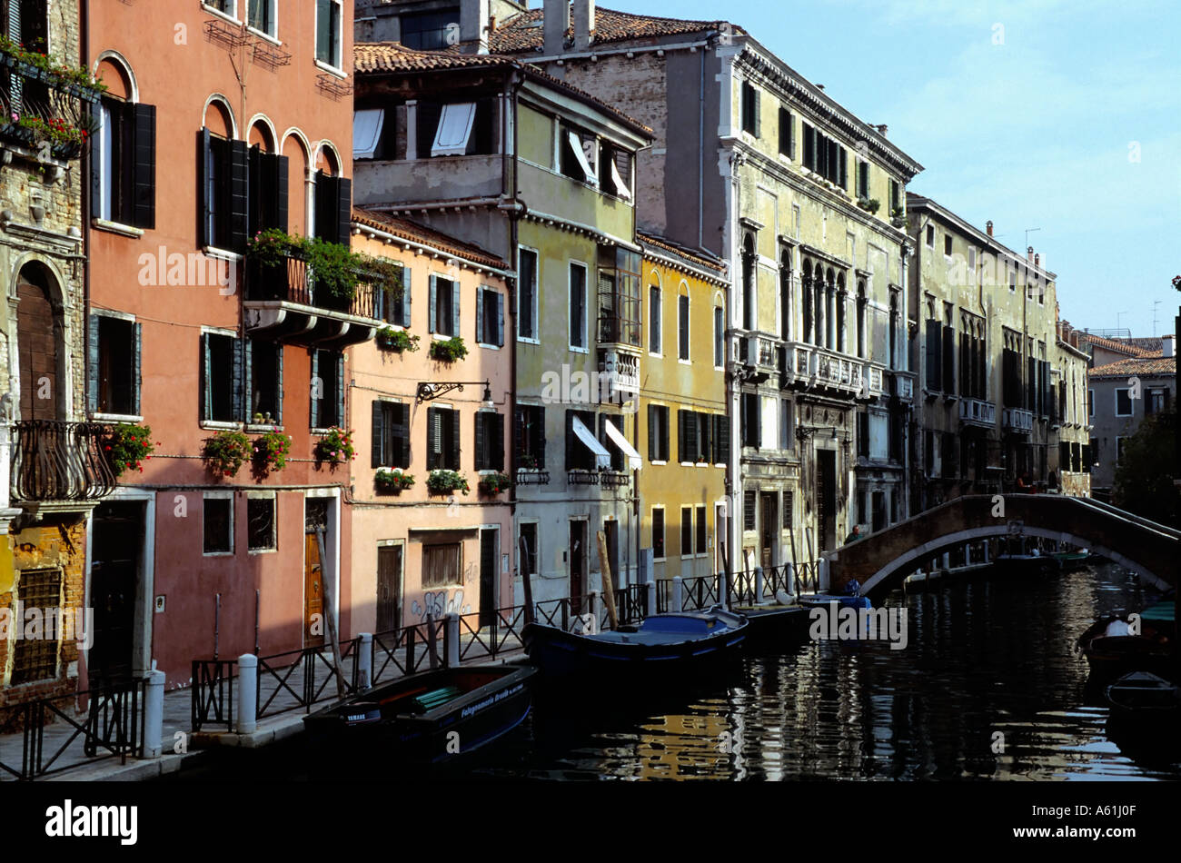 Côté Canal villas éclairées par le soleil de l'été. Venise, Italie Banque D'Images