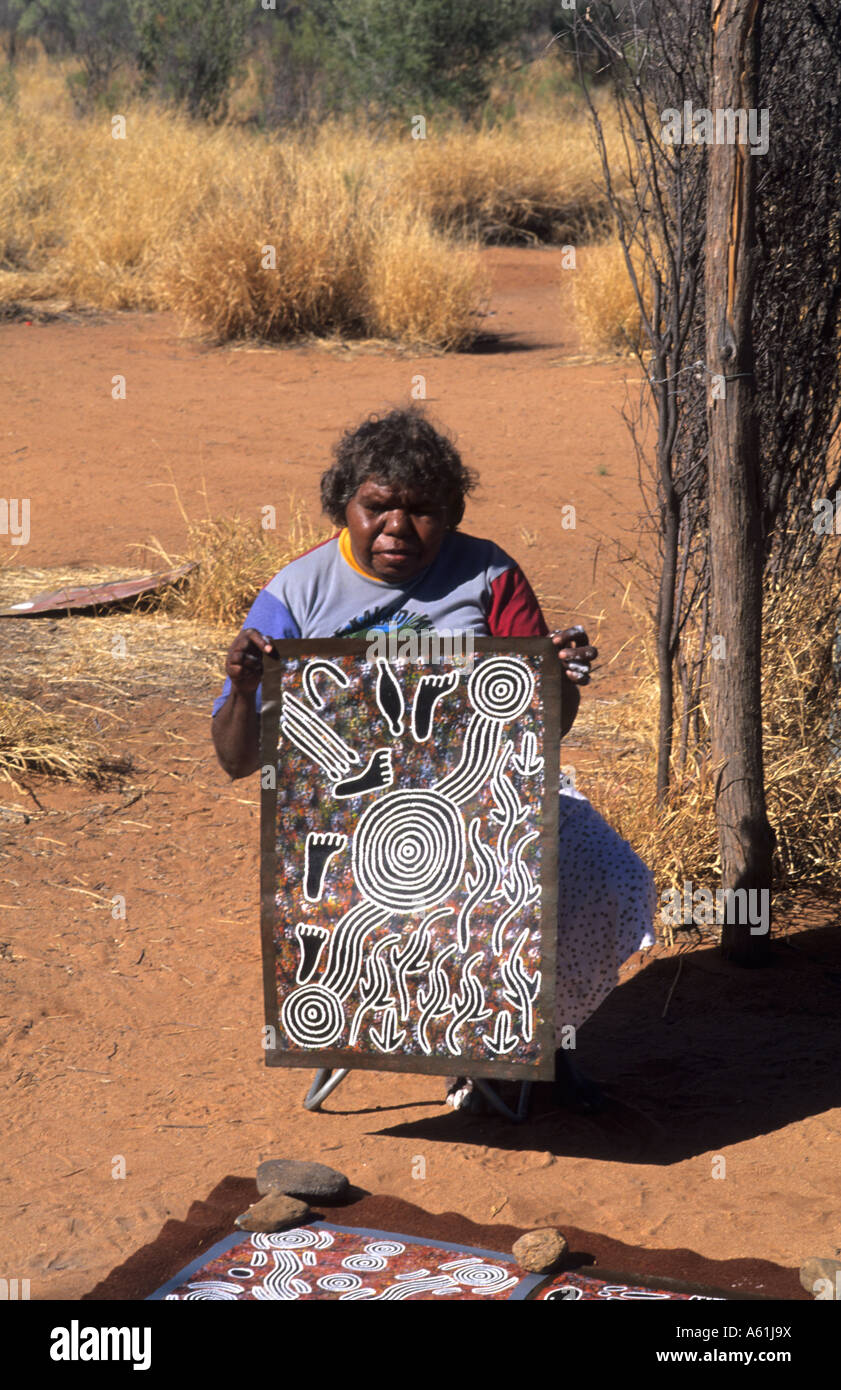 Près d'Alice Springs Outback Australie les anciens peuples autochtones et leur œuvre dans le désert Banque D'Images