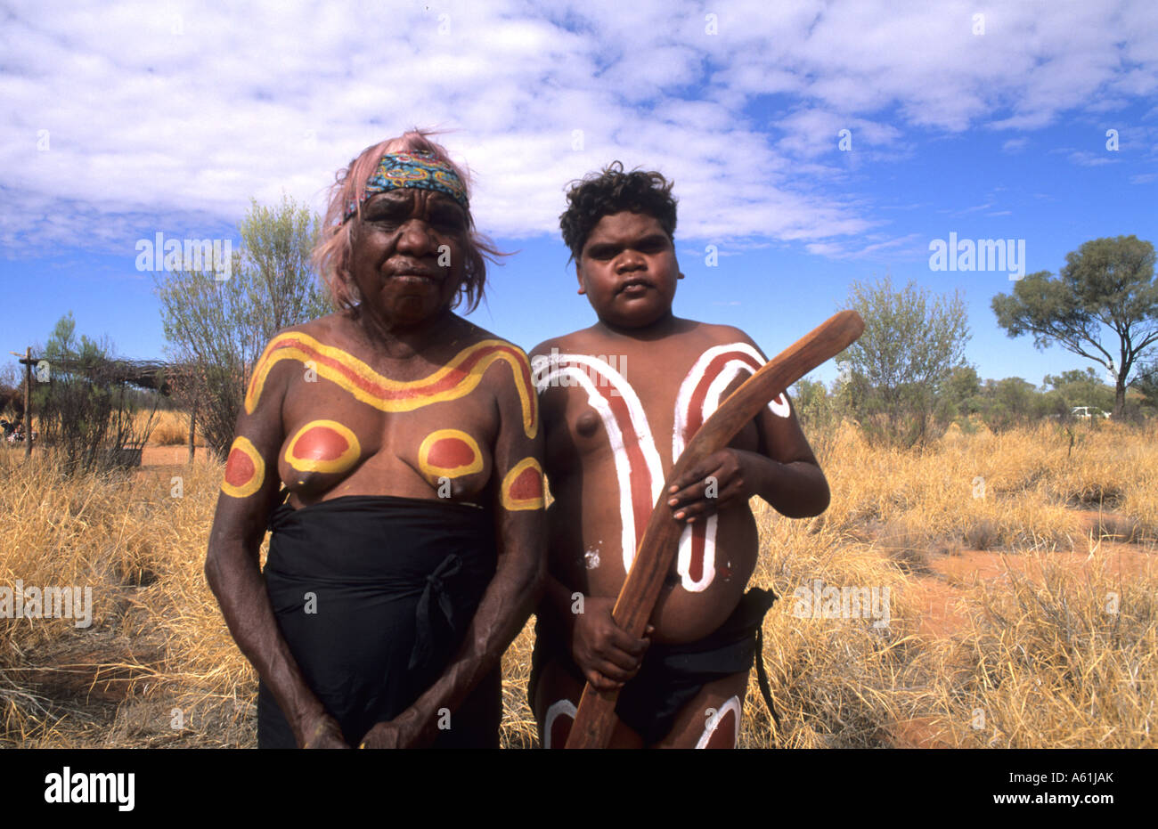 Près d'Alice Springs Outback Australie les anciens peuples autochtones grand-mère et petit-fils du désert en bomberang peint sur le corps Banque D'Images