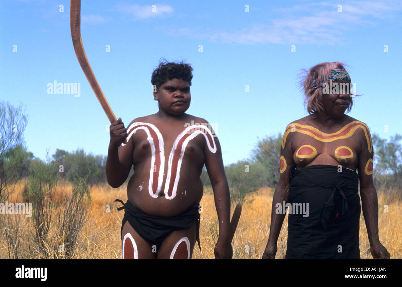 Près d'Alice Springs Outback Australie les anciens peuples autochtones grand-mère-fils dans le désert peint sur leur corps bbombera Banque D'Images