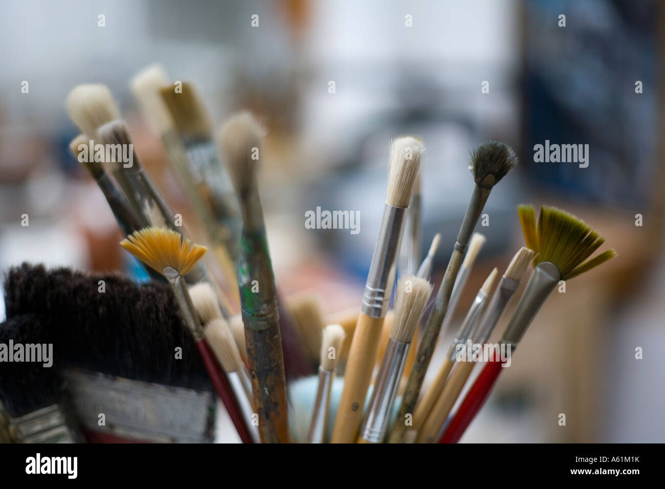 Atelier d'artiste avec des peintures et des pinceaux Banque D'Images