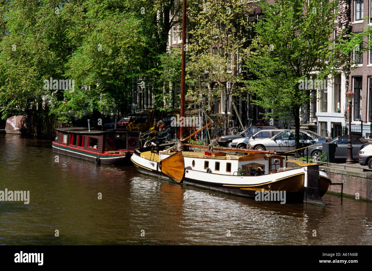 Amsterdam péniche amarrée traditionnel au côté canal Banque D'Images