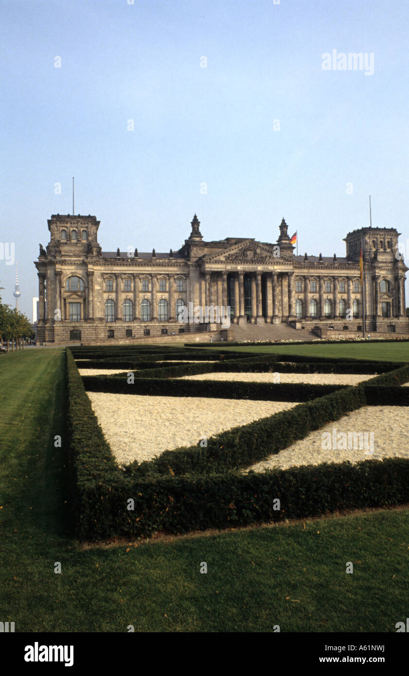 La vie en Allemagne à Berlin le célèbre bâtiment du Reichstag Hitler avec drapeau allemand à Berlin, Allemagne Banque D'Images