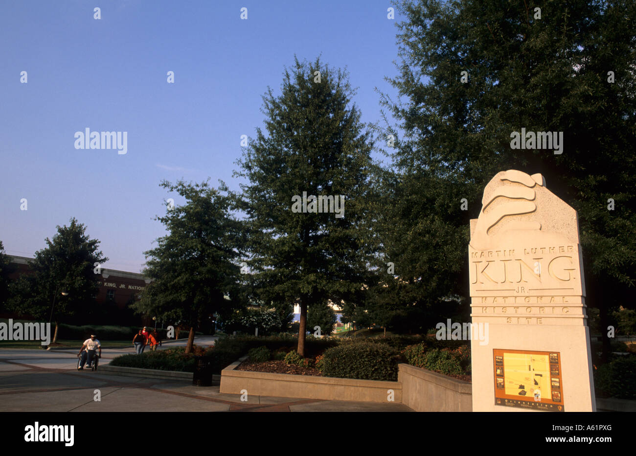 Atlanta (Géorgie) le mémorial pour le célèbre fondateur des droits civiques des Noirs, Martin Luther King avec la famille black et un dans une marche Banque D'Images