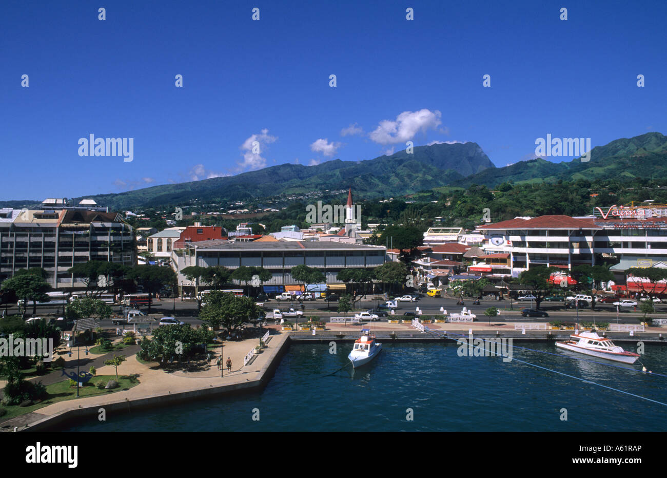 La ville et le port de Papeete, la plus grande ville de Tahiti en Polynésie française dans le ...