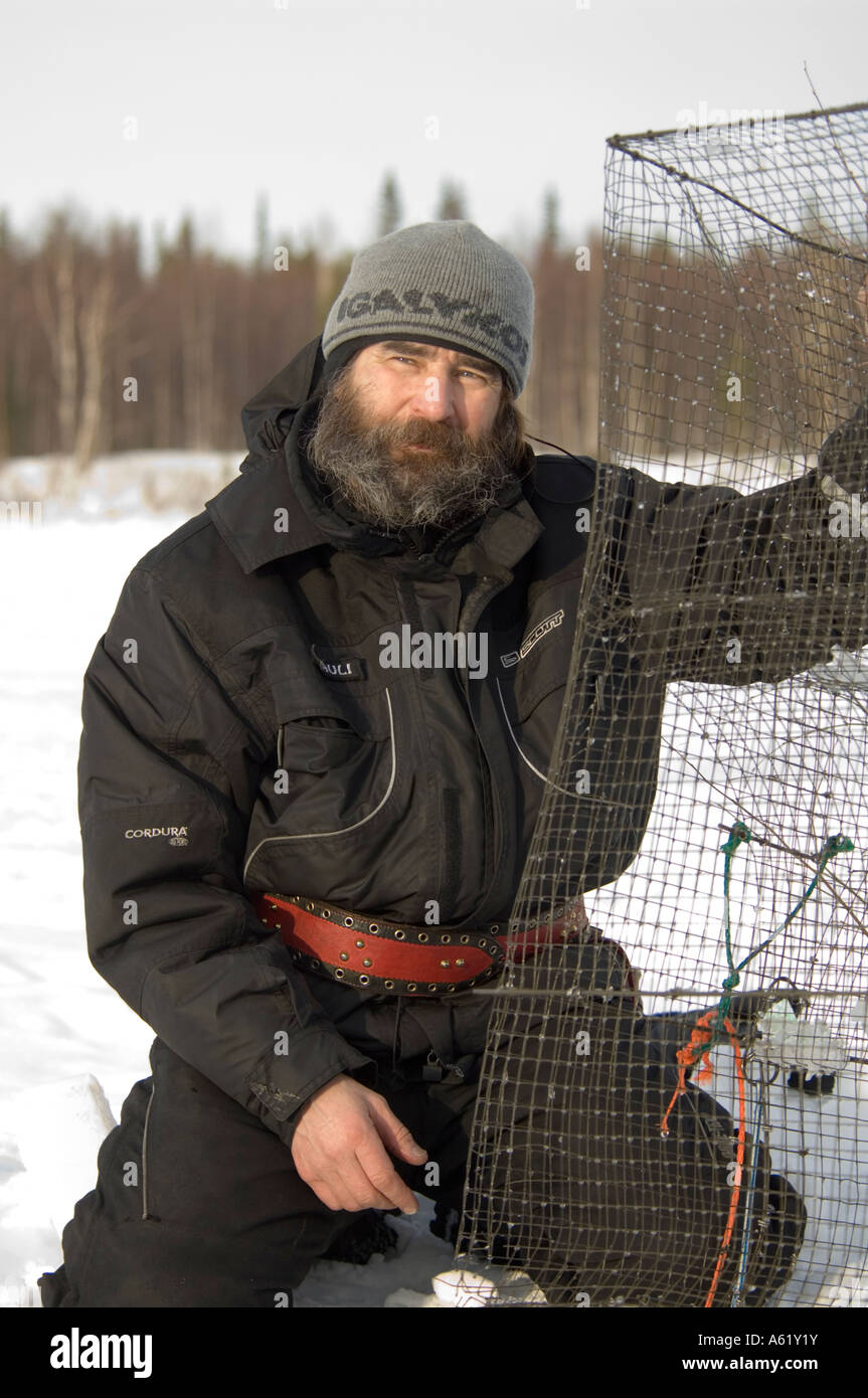 L'homme Local pêche sur glace, Luosto, Laponie, Finlande, Europe du Nord, de l'Arctique Banque D'Images