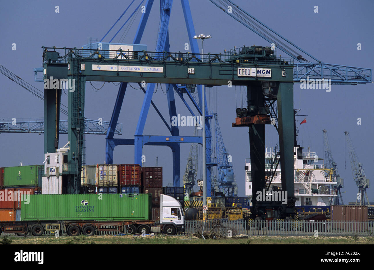 Camion transportant des conteneurs grue géante décharge des conteneurs du navire au port de Hull Yorkshire UK Banque D'Images