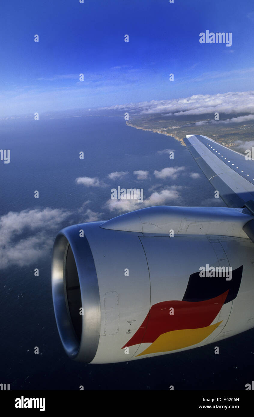 Rolls Royce moteur à réaction et l'aile sur Boeing 757 avion de voler au-dessus de l'Espagne Banque D'Images