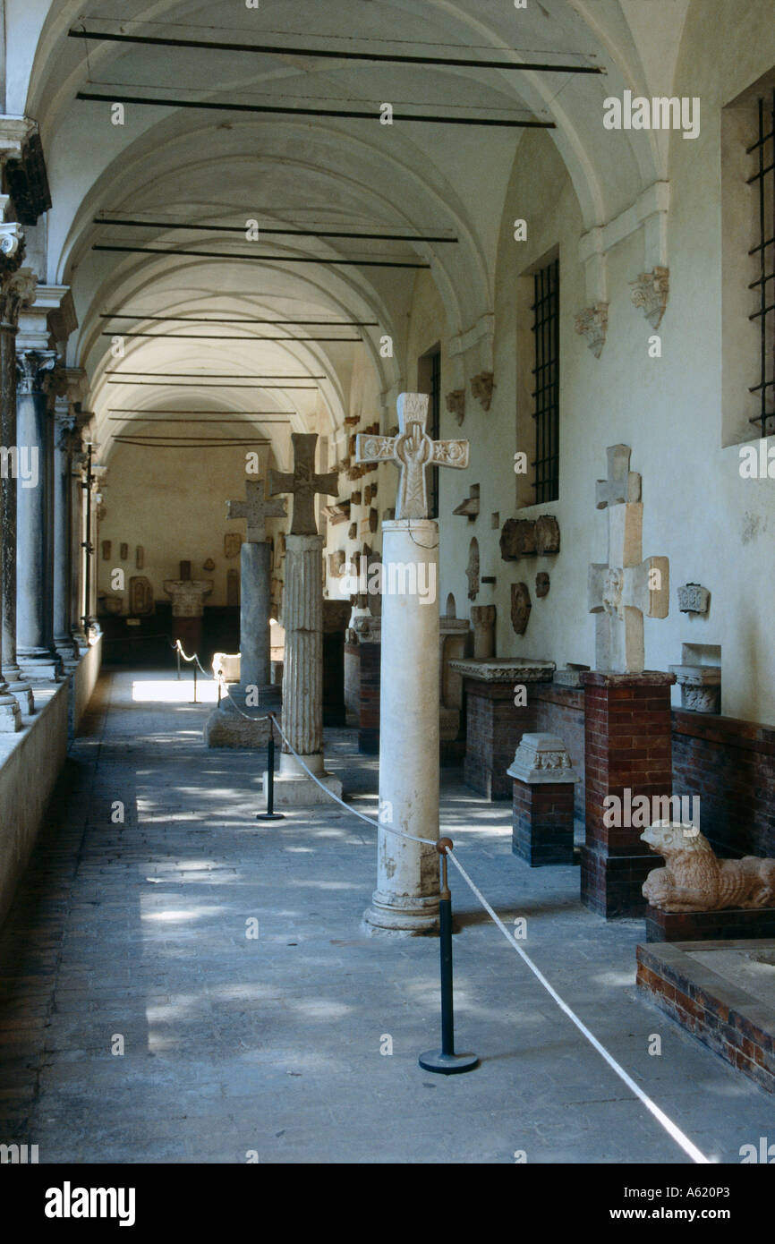 Objets anciens en musée, basilique San Vitale, Ravenne, Italie Banque D'Images