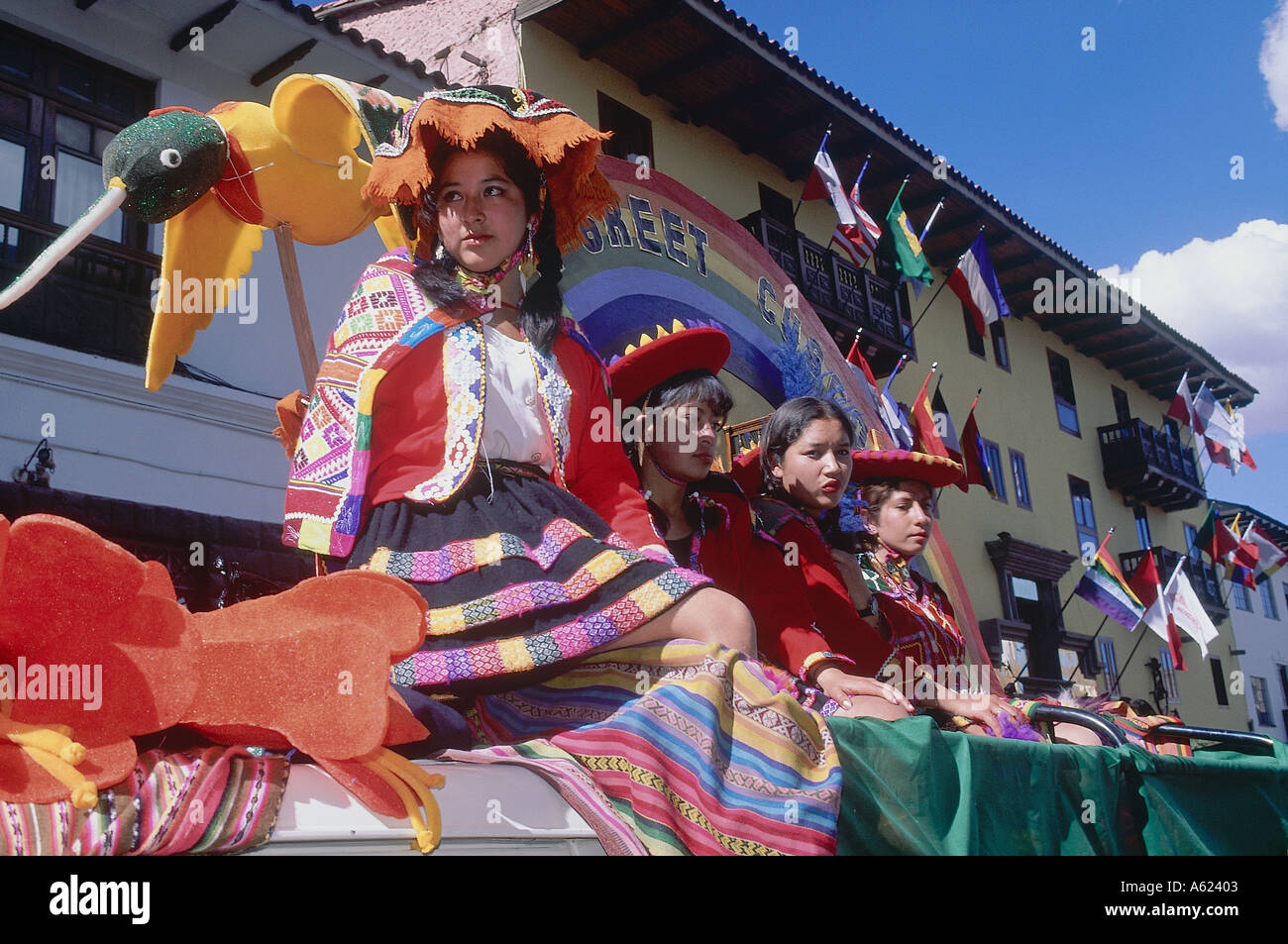 Amérique du Sud PÉROU Cusco femmes en costume traditionnel sur un flotteur de procession lors d'Inti Raymi Festival Inca du Soleil Banque D'Images