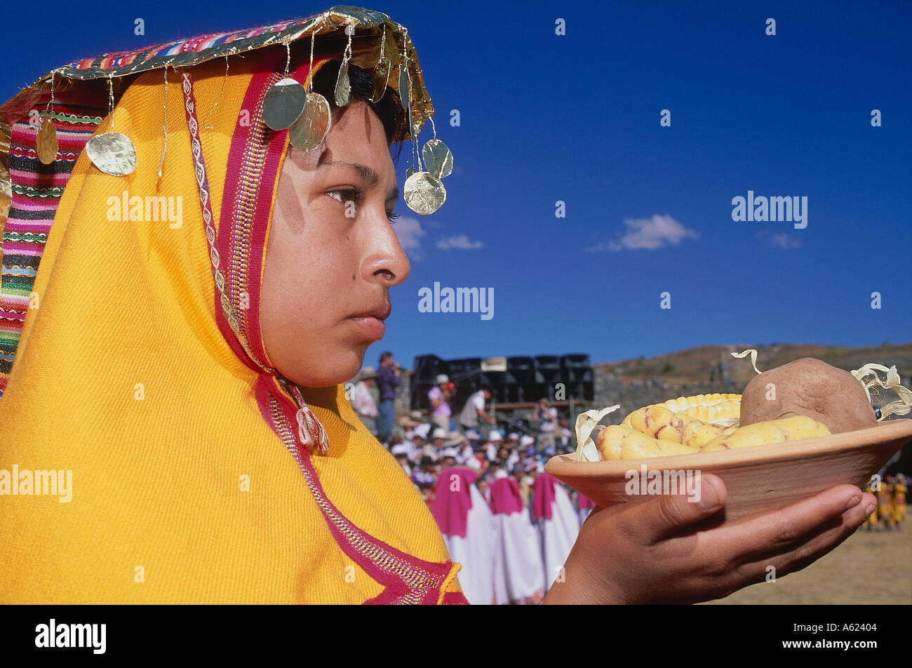 Amérique du Sud PÉROU Cusco Femme en costume coiffe traditionnelle portant une offrande de nourriture à l'Inti Raymi Festival Inca du Soleil Banque D'Images