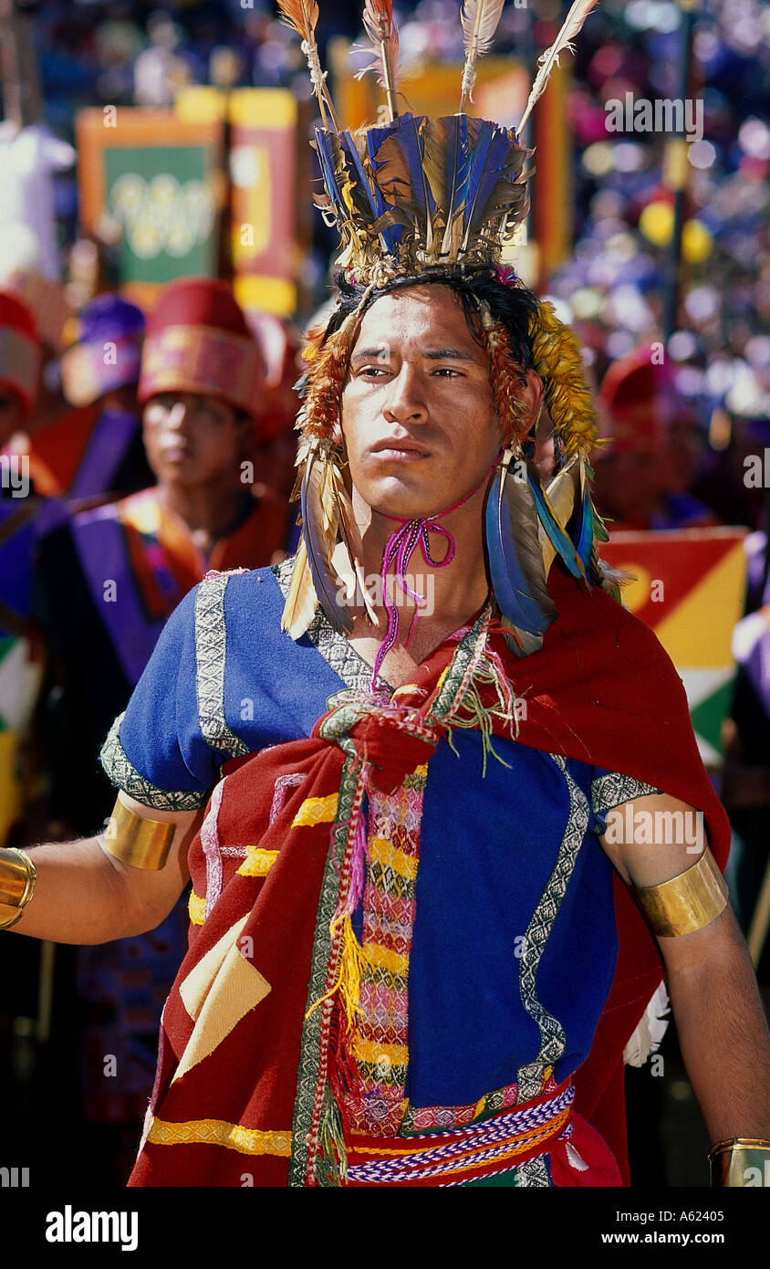 Amérique du Sud PÉROU Cusco figure masculine en costume traditionnel et à plumes à coiffe Inti Raymi Festival Inca du Soleil Banque D'Images