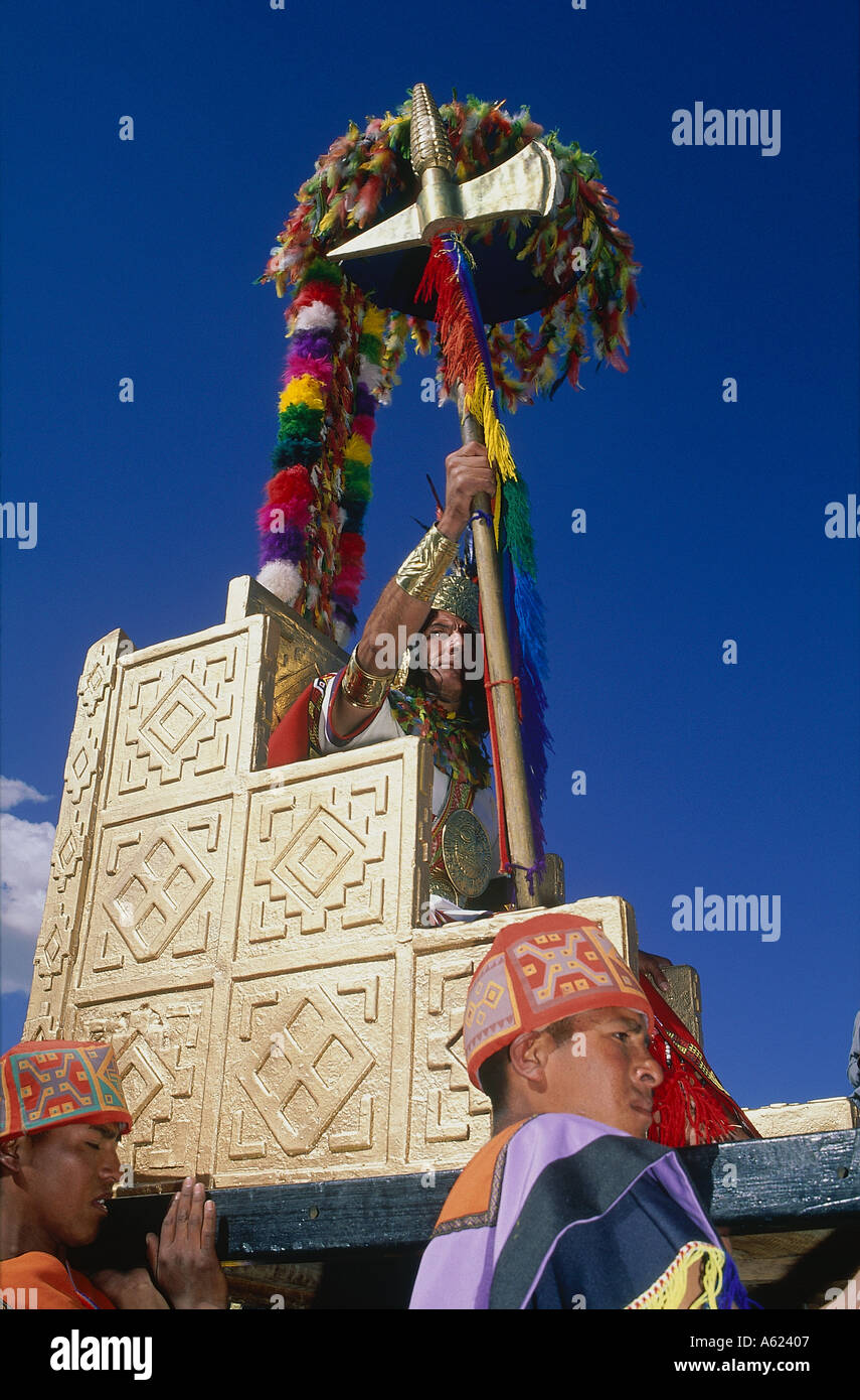 Amérique du Sud PÉROU Cusco Sacsayhuaman Empereur Pachacuti en cours dans son trône à l'Inti Raymi Festival Inca du Soleil Banque D'Images
