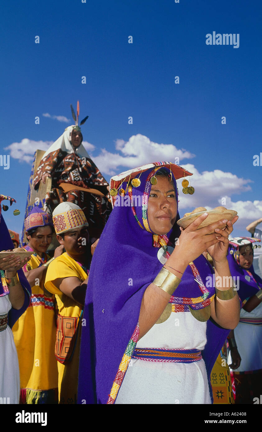Amérique du Sud PÉROU Cusco Inti Raymi Fête du soleil inca Fetival avec l'épouse de l'Empereur Pachacuti en cours dans son trône Banque D'Images