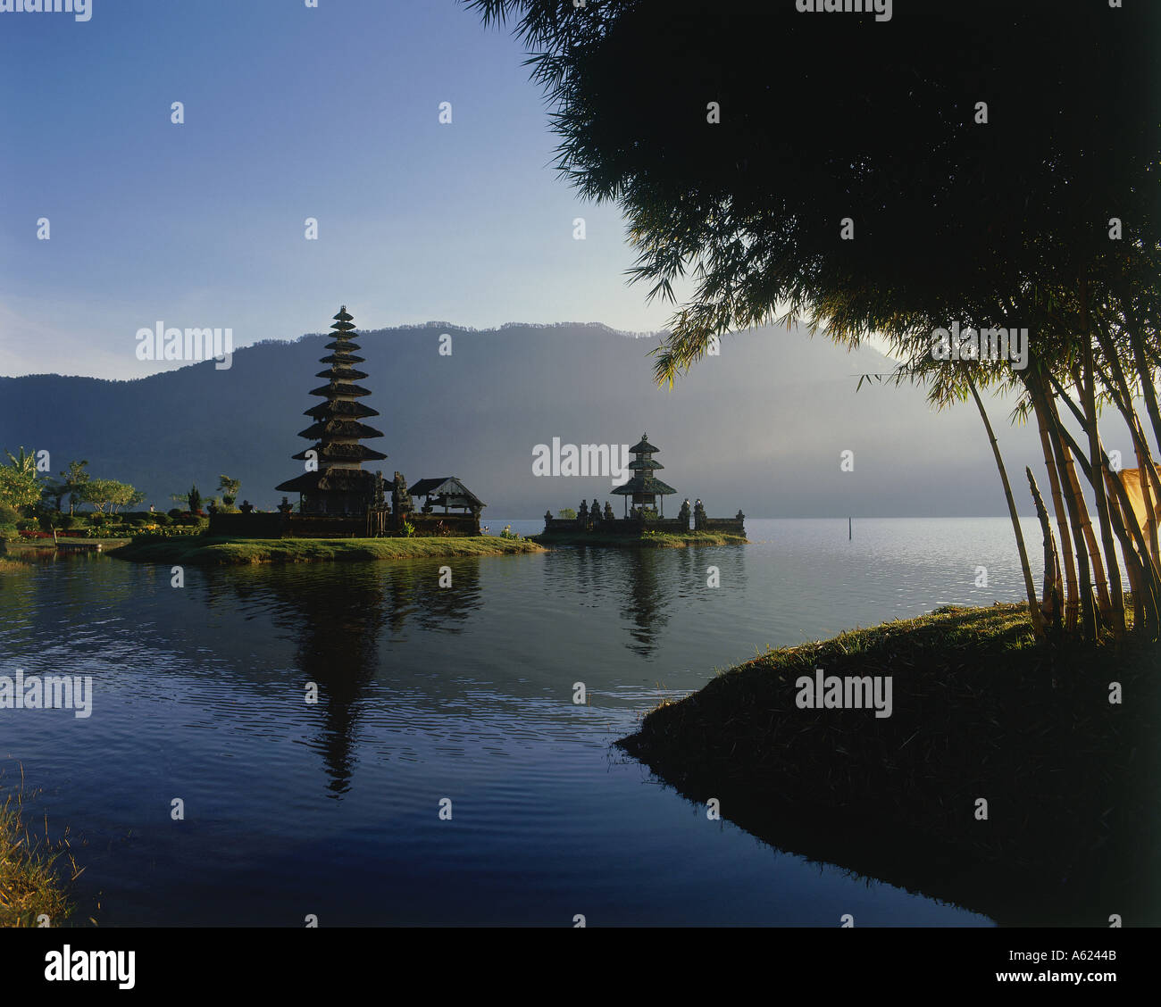 Indonésie Asie du sud-est du lac Bratan Bali Candikunning et Ulu Danu deux temples sur le bord du lac de cratère du volcan Banque D'Images