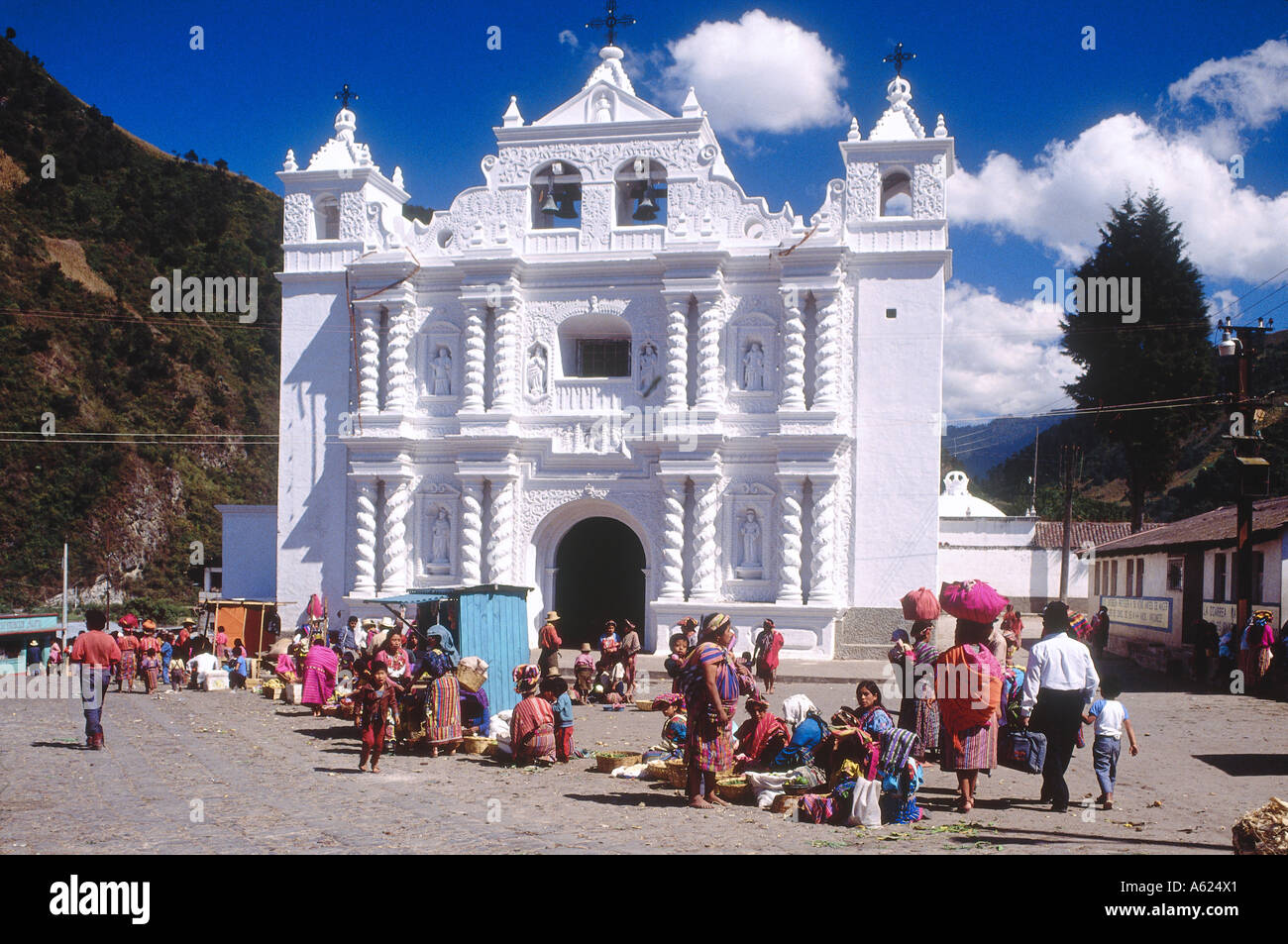 Les étals de marché en face de l'église, Zunil, Guatemala Banque D'Images