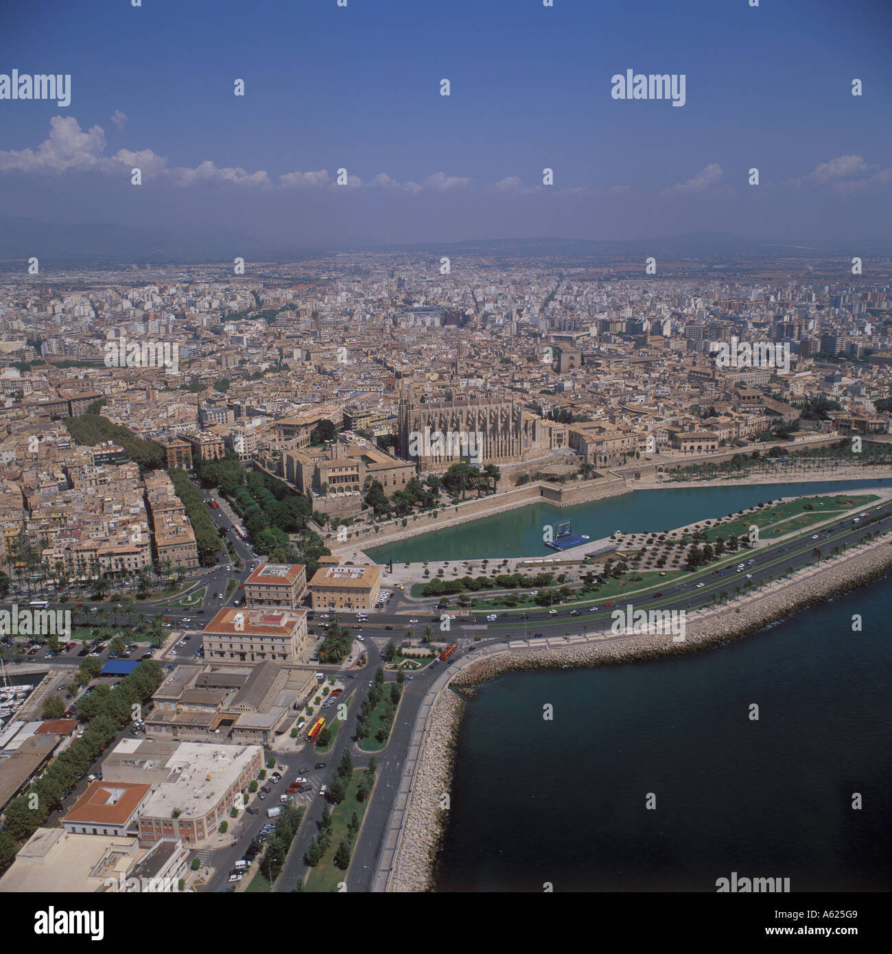 Vue aérienne de la cathédrale de Palma de l'Almudaina et Parc de La Mar avec partie de quai commercial dans l'avant-plan Palma de Mallorca Banque D'Images