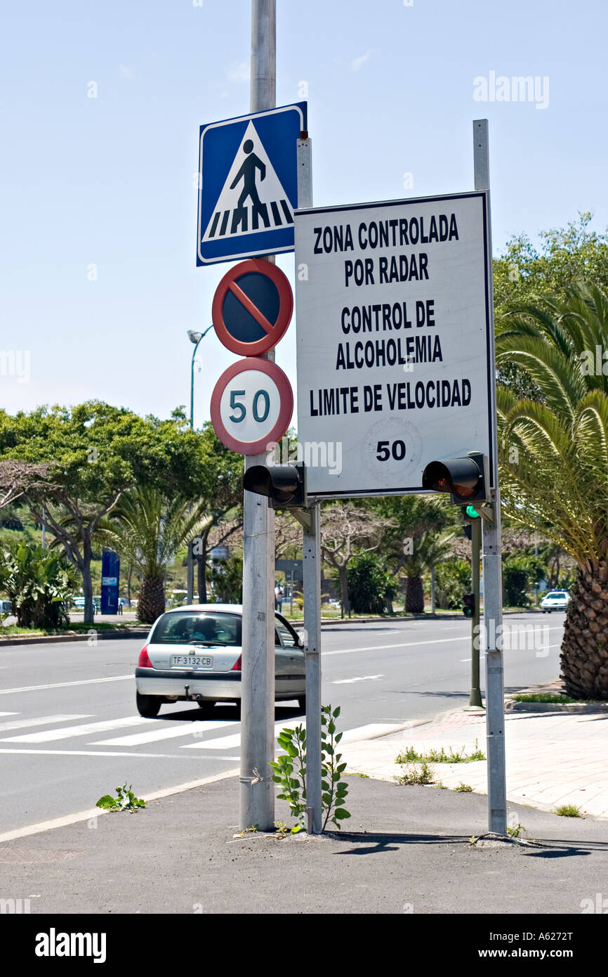 Vitesse contrôlée par radar et signe de la zone de passage de piétons Santa Cruz de Tenerife Tenerife Espagne Banque D'Images Vitesse contrôlée par radar et signe de la zone de passage de piétons Santa Cruz de Tenerife Tenerife Espagne Banque D'Images