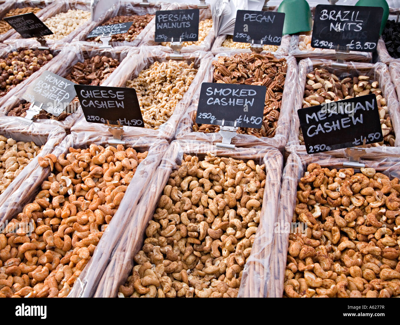 Différents types de noix en vente au marché des fermiers de plein air Wales UK Banque D'Images