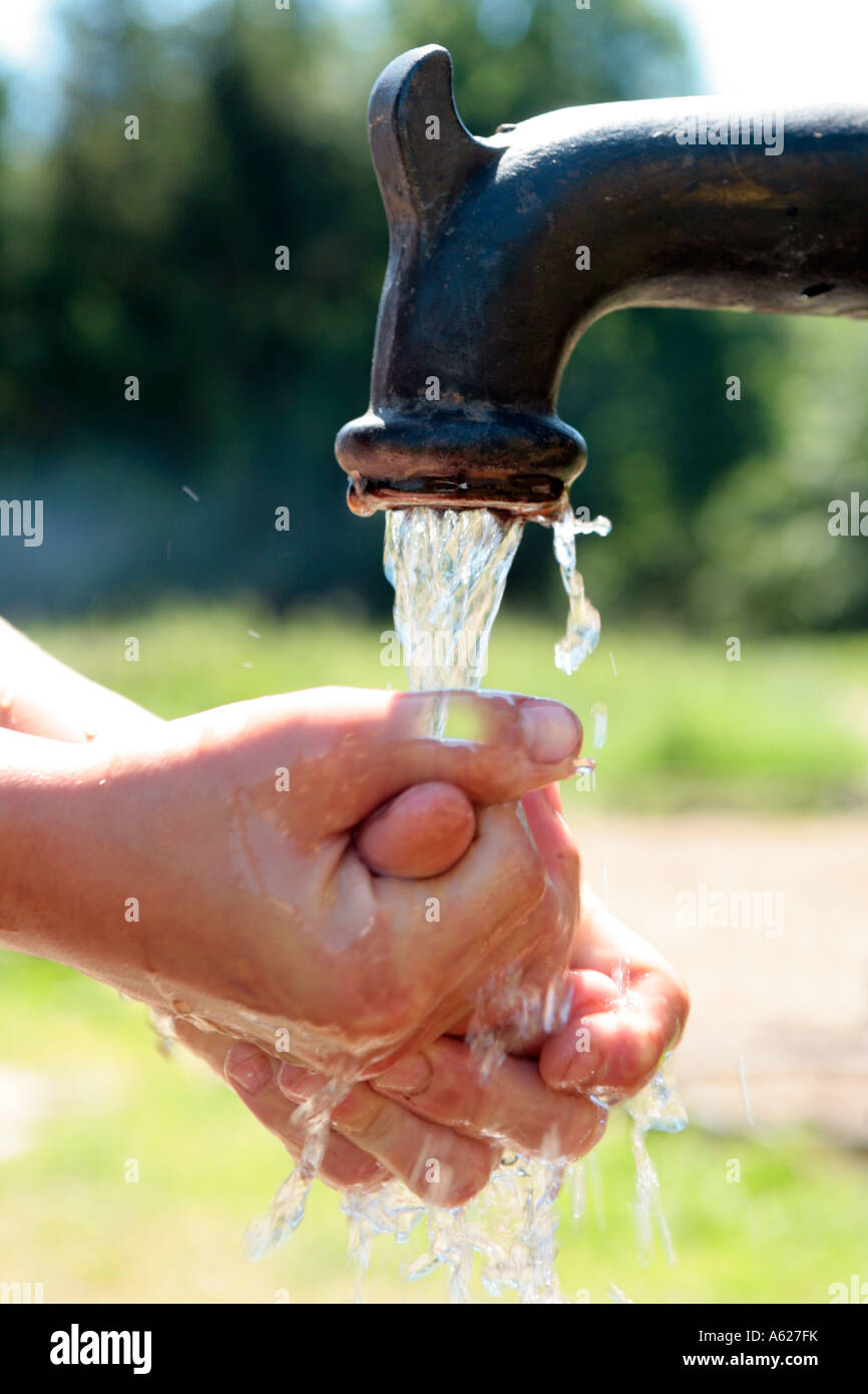 Lavage des mains sous un robinet d'eau courante Banque D'Images