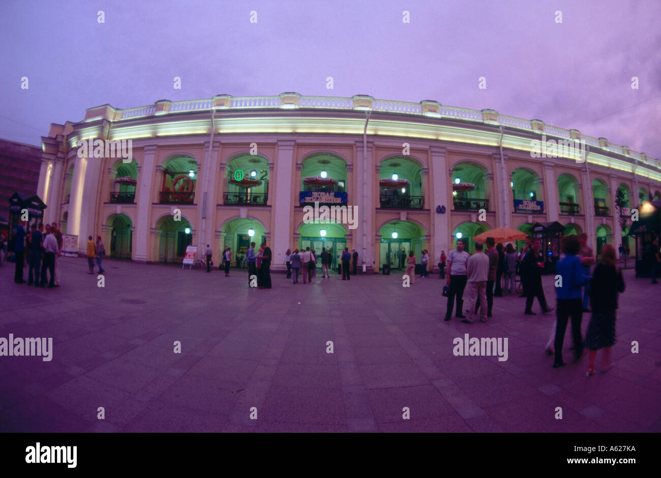 Façade d'un supermarché est éclairée la nuit, Saint-Pétersbourg, Russie, Europe Banque D'Images