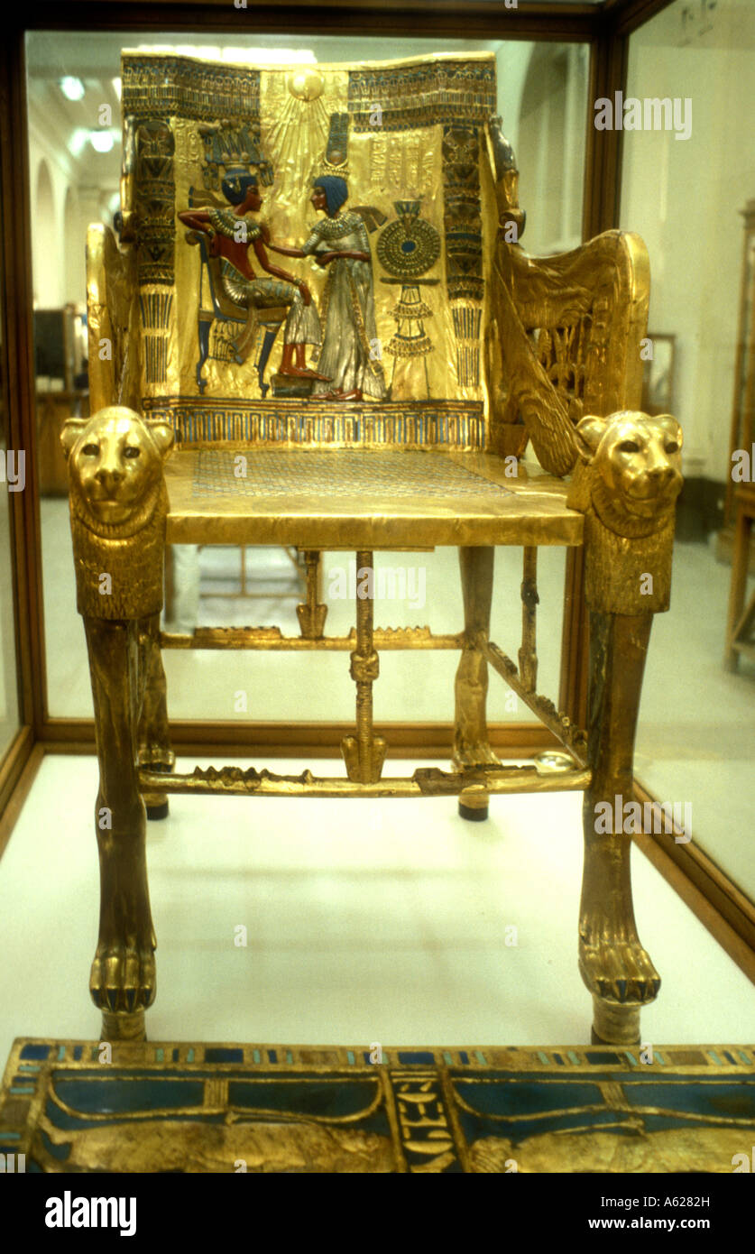 Trône doré ou chaise à partir de la tombe de Toutankhamon Musée égyptien  des antiquités Le Caire Égypte Photo Stock - Alamy