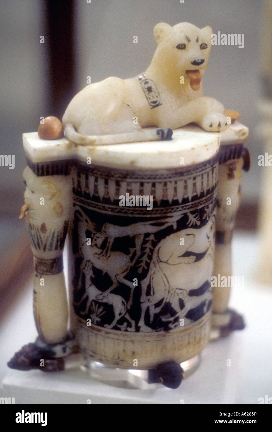 Modèle d'albâtre du lion Musée égyptien des antiquités Le Caire Égypte Banque D'Images