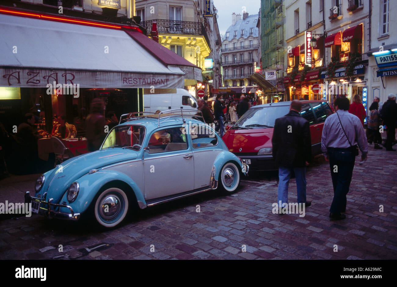 Les voitures et les touristes dans la région de rue, Paris, France Banque D'Images