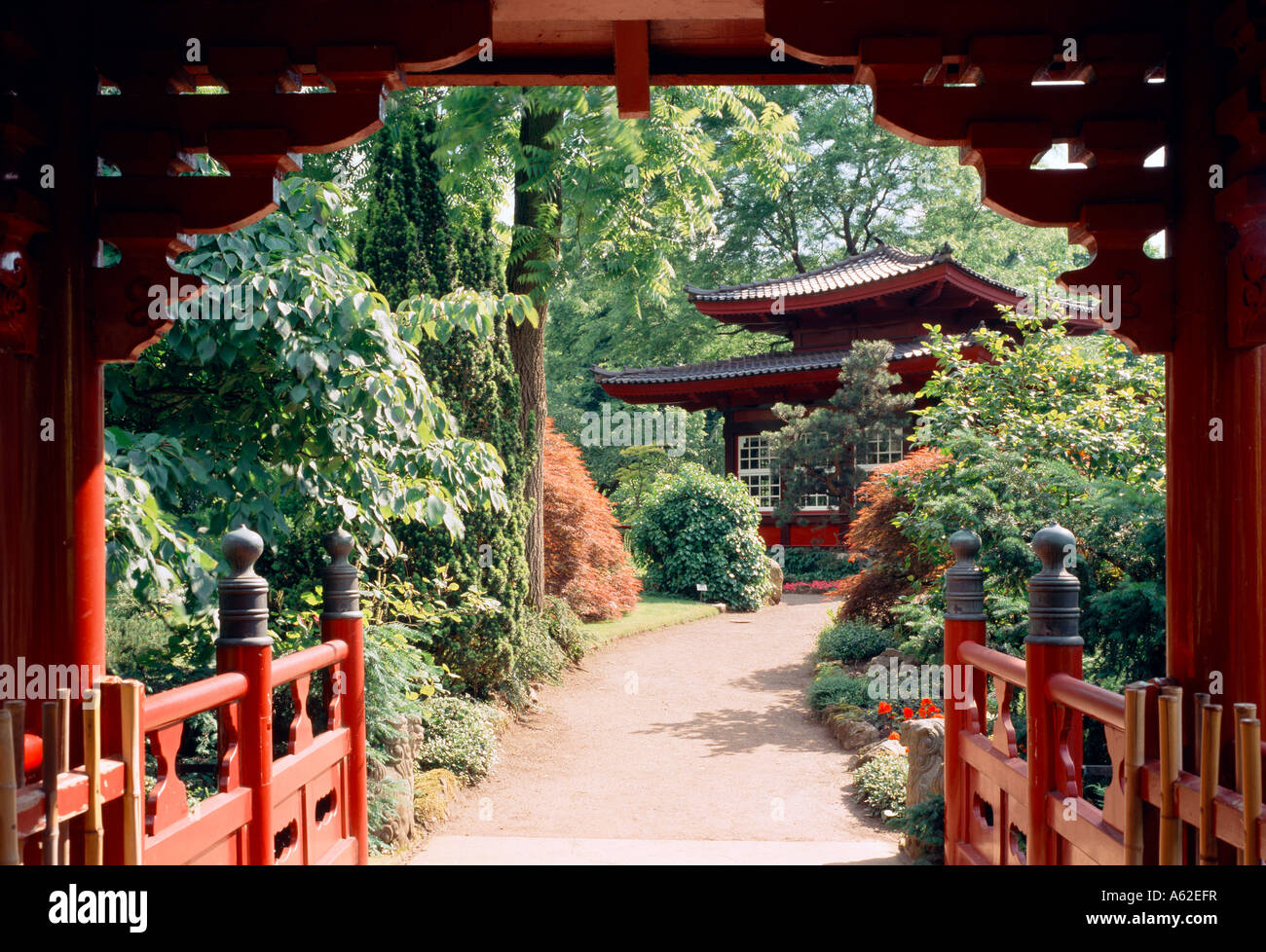 Leverkusen, Japanischer Garten, Blick von der Brücke auf das Teehaus Banque D'Images