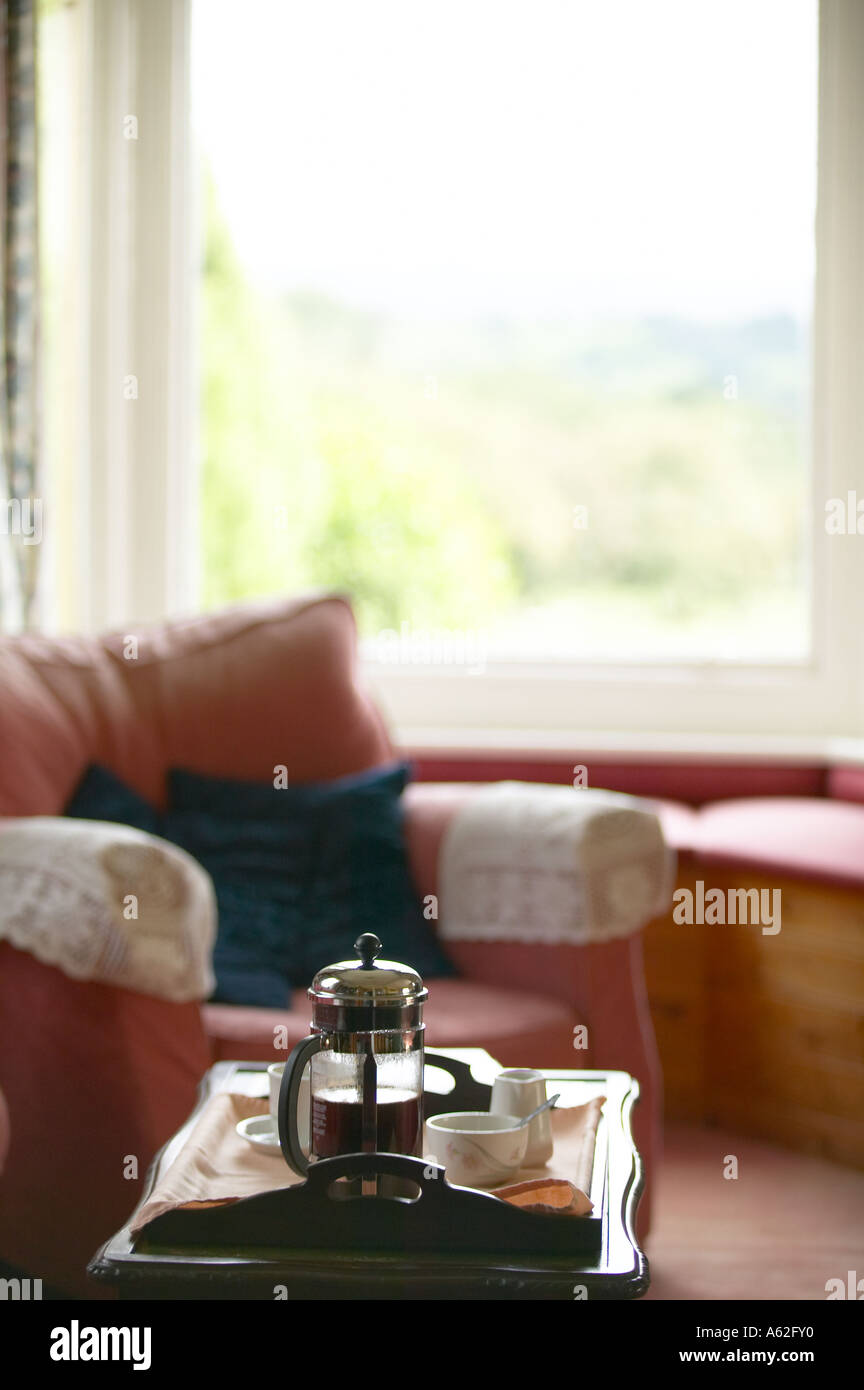 Le café du matin servi dans le salon d'une maison de campagne Banque D'Images
