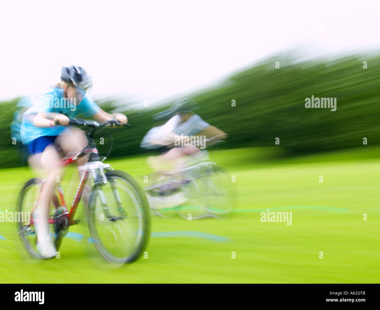 Vélo jeunesse dans une course de vitesse avec blur Banque D'Images