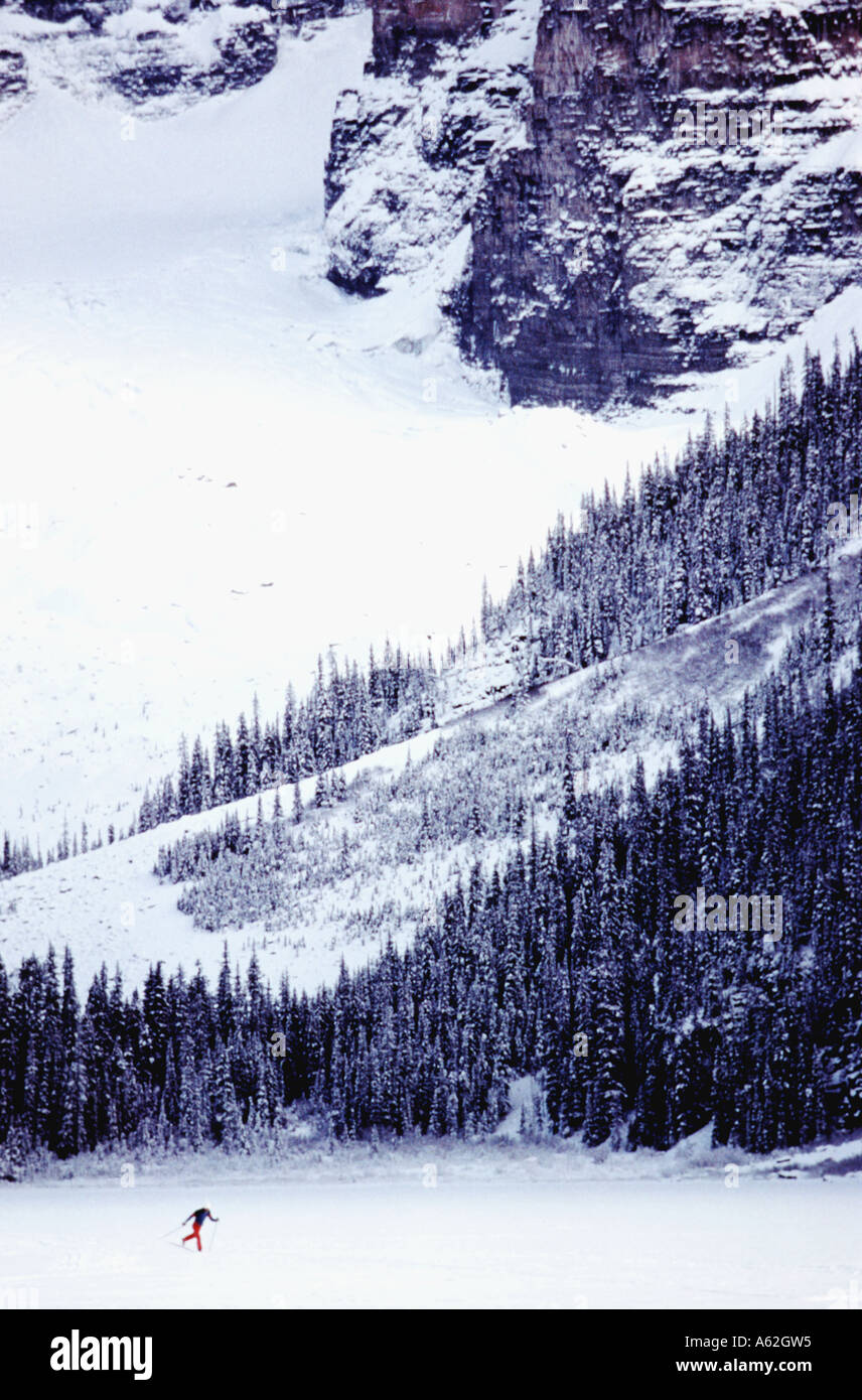 Le dirigeant d'une skieuse du ski sur un lac gelé Louise en Alberta, Canada Banque D'Images