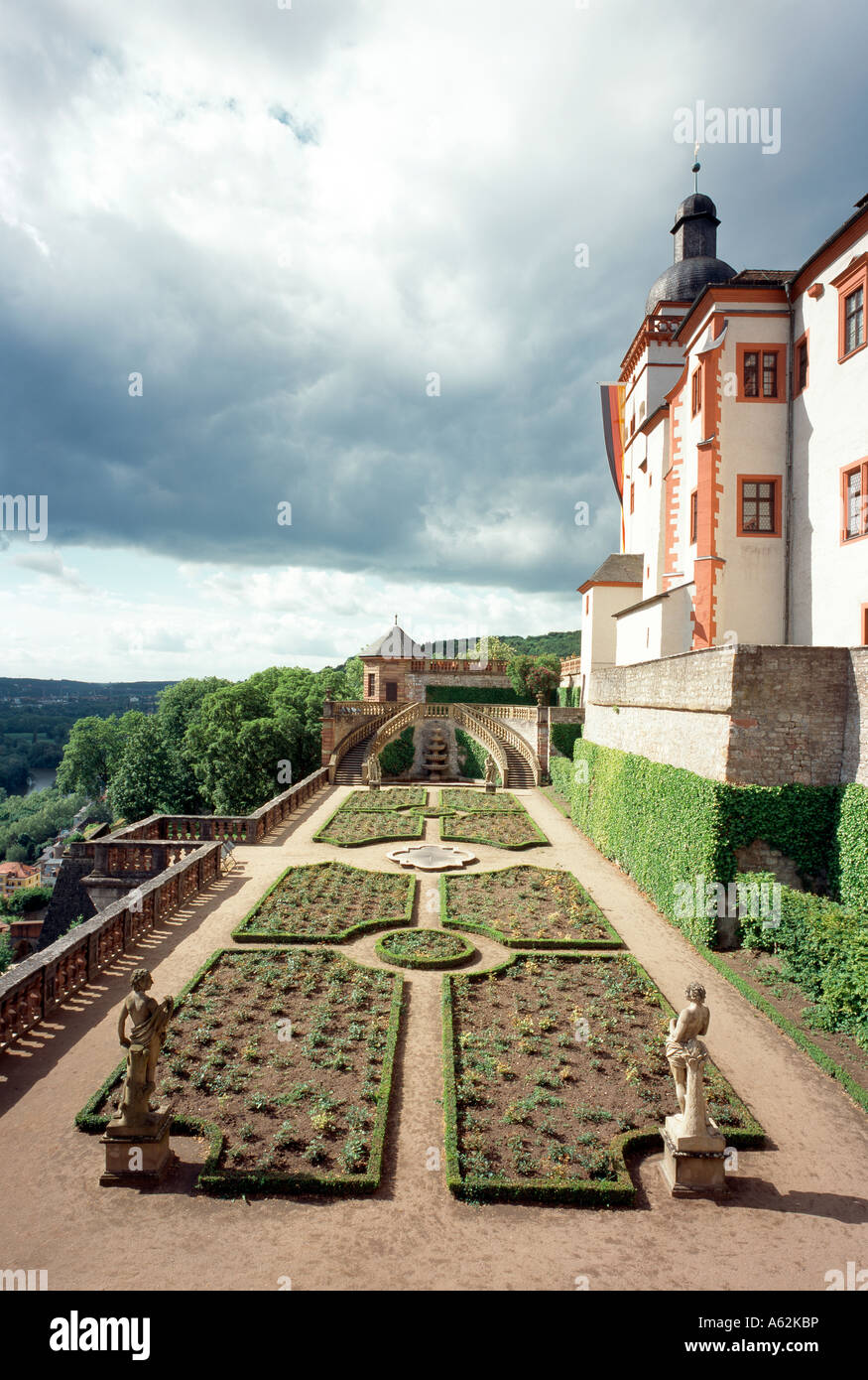Würzburg, Festung Marienberg, Fürstengarten, Blick von Süden auf die Festung und den Main Banque D'Images